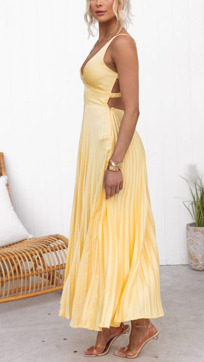 Aby™ | Gelbes plissiertes Maxikleid mit V-Ausschnitt
