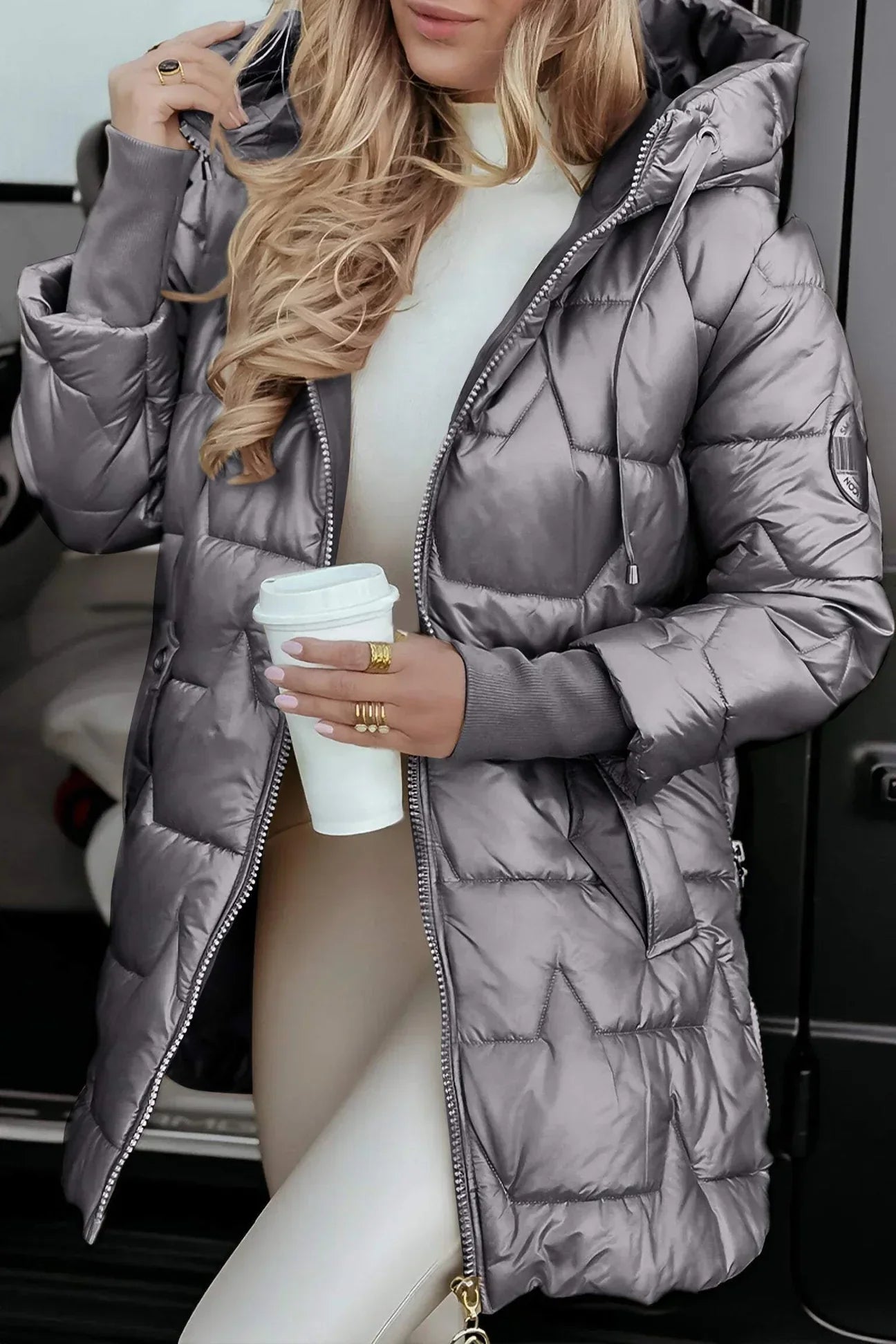 Nolwen™| Stilvolle Winterjacke mit Kapuze und Futter